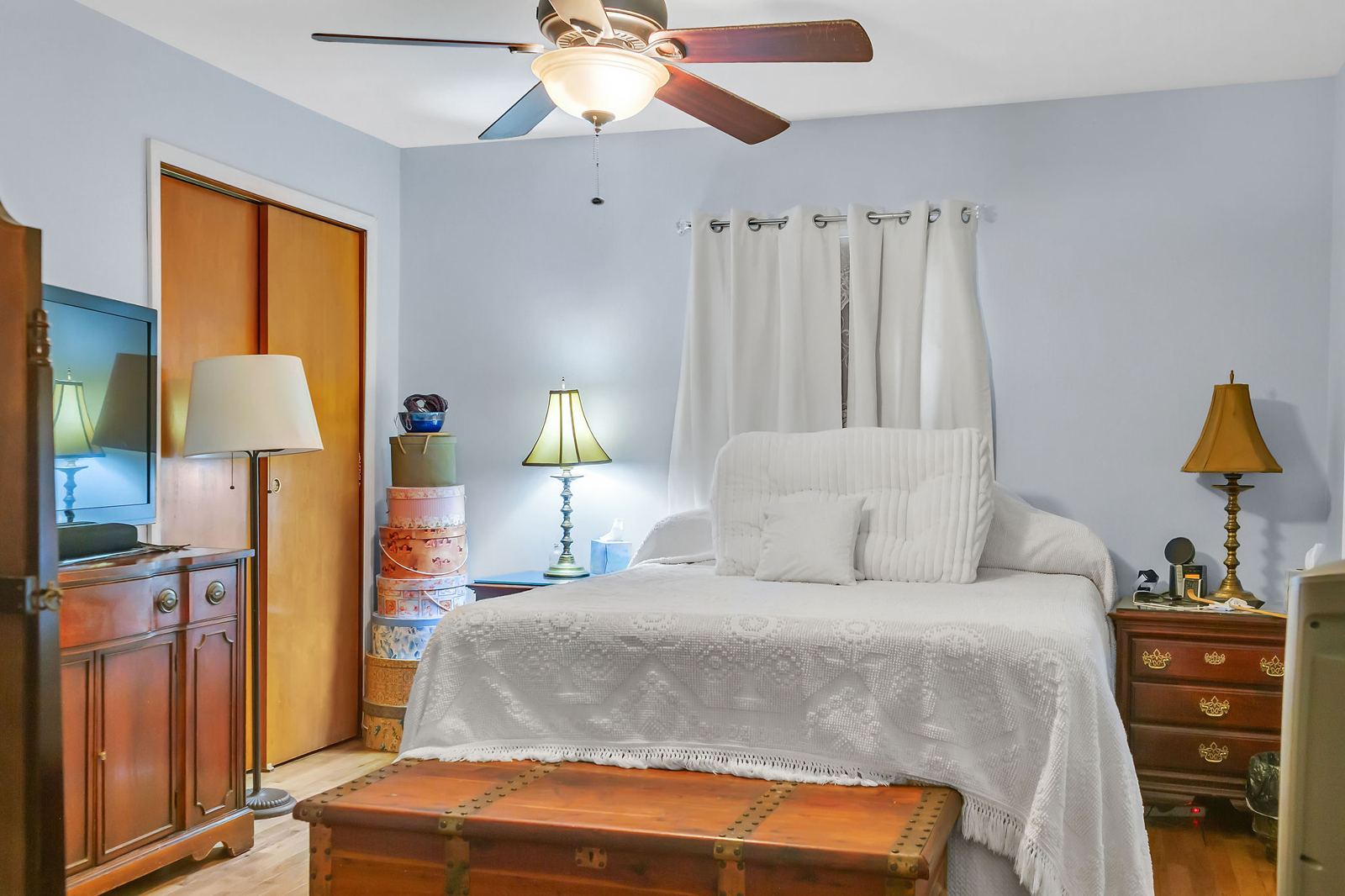 Primary bedroom with a ceiling fan and a closet